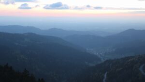 Dieses Bild zeigt eine Webcam-Aufnahme vom Achertal, aufgenommen am Dienstag, den 21.04.2026 um 20:50 Uhr. Die Temperatur betrug 2.5°C.