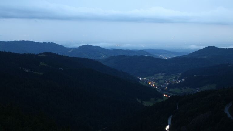 Dieses Bild zeigt eine Webcam-Aufnahme vom Achertal, aufgenommen am Samstag, den 26.07.2025 um 21:40 Uhr. Die Temperatur betrug 15°C.