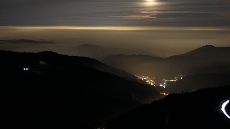 Dieses Bild zeigt eine Webcam-Aufnahme vom Achertal, aufgenommen am Samstag, den 24.01.2026 um 23:30 Uhr. Die Temperatur betrug 2.7°C.