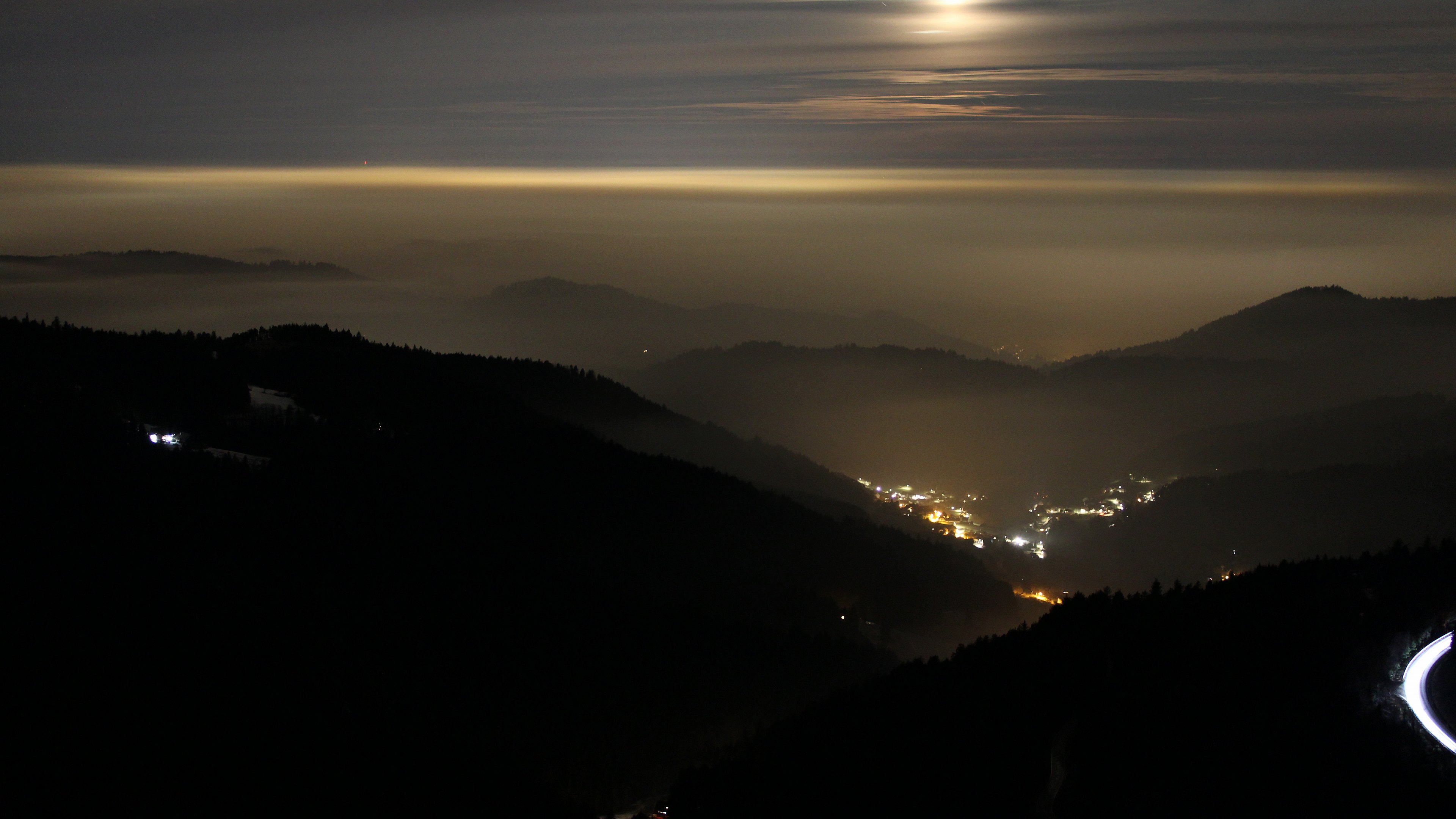 Dieses Bild zeigt eine Webcam-Aufnahme vom Achertal, aufgenommen am Samstag, den 24.01.2026 um 23:30 Uhr. Die Temperatur betrug 2.7°C.