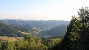 Dieses Bild zeigt eine Webcam-Aufnahme vom Achertal, aufgenommen am Freitag, den 14.08.2026 um 19:30 Uhr. Die Temperatur betrug 33°C.