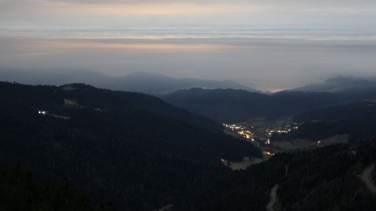 Dieses Bild zeigt eine Webcam-Aufnahme vom Achertal, aufgenommen am Donnerstag, den 04.12.2025 um 01:30 Uhr. Die Temperatur betrug 2.1°C.