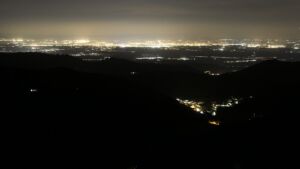 Dieses Bild zeigt eine Webcam-Aufnahme vom Achertal, aufgenommen am Montag, den 06.04.2026 um 22:00 Uhr. Die Temperatur betrug 8.4°C.