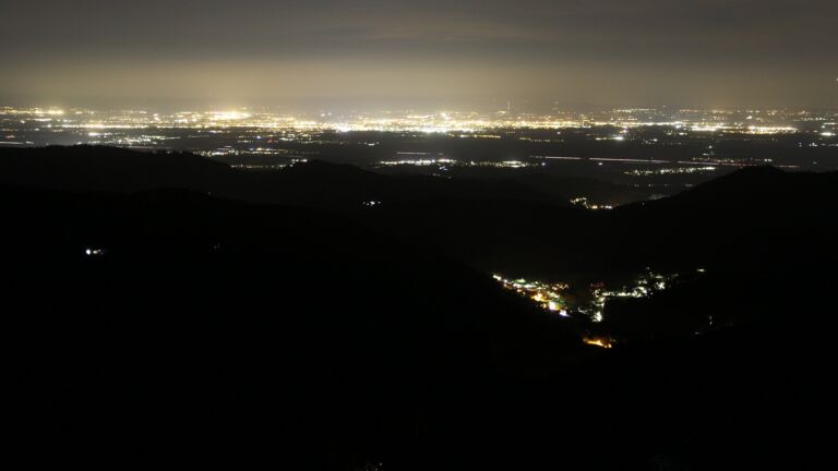 Dieses Bild zeigt eine Webcam-Aufnahme vom Achertal, aufgenommen am Montag, den 06.04.2026 um 22:00 Uhr. Die Temperatur betrug 8.4°C.