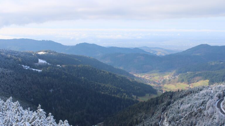 Dieses Bild zeigt eine Webcam-Aufnahme vom Achertal, aufgenommen am Donnerstag, den 27.11.2025 um 12:30 Uhr. Die Temperatur betrug -1.4°C.