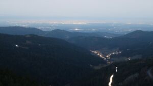 Dieses Bild zeigt eine Webcam-Aufnahme vom Achertal, aufgenommen am Donnerstag, den 18.12.2025 um 07:30 Uhr. Die Temperatur betrug 5.1°C.