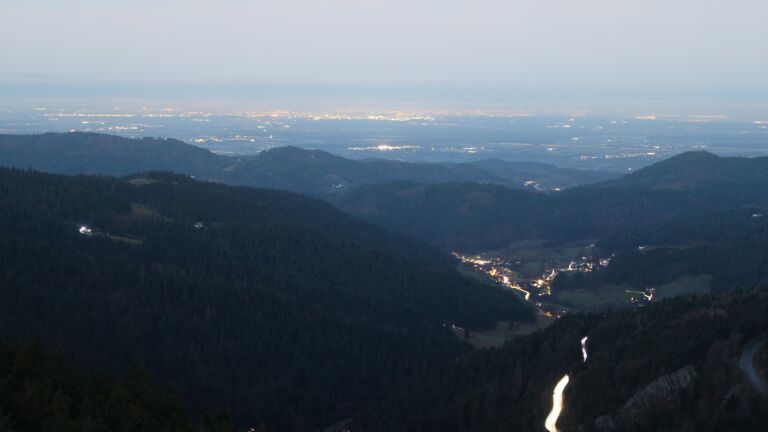 Dieses Bild zeigt eine Webcam-Aufnahme vom Achertal, aufgenommen am Donnerstag, den 18.12.2025 um 07:30 Uhr. Die Temperatur betrug 5.1°C.