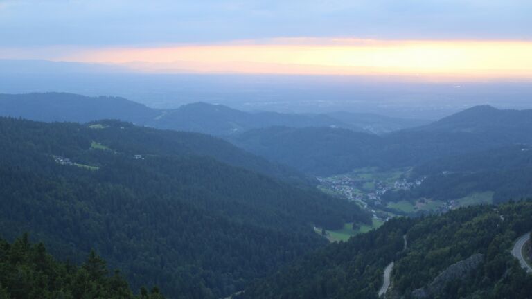 Dieses Bild zeigt eine Webcam-Aufnahme vom Achertal, aufgenommen am Freitag, den 22.08.2025 um 19:50 Uhr. Die Temperatur betrug 12.1°C.
