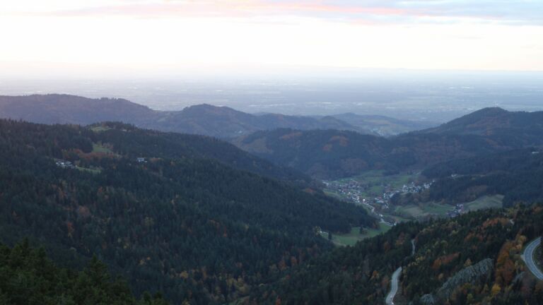 Dieses Bild zeigt eine Webcam-Aufnahme vom Achertal, aufgenommen am Freitag, den 24.10.2025 um 18:20 Uhr. Die Temperatur betrug 2.5°C.