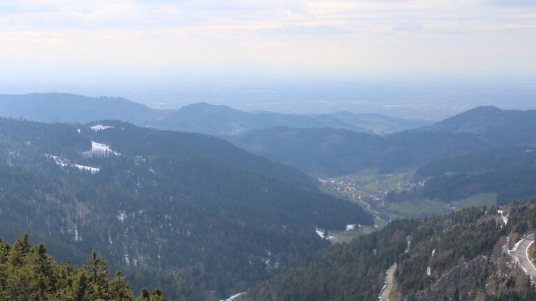 Dieses Bild zeigt eine Webcam-Aufnahme vom Achertal, aufgenommen am Freitag, den 03.04.2026 um 16:40 Uhr. Die Temperatur betrug 7°C.