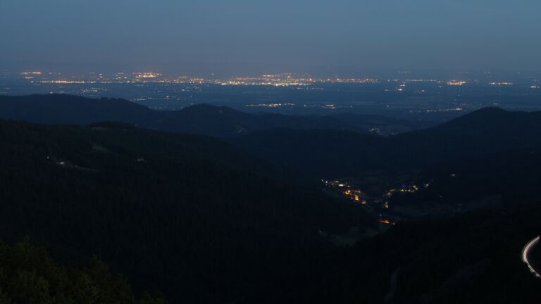 Dieses Bild zeigt eine Webcam-Aufnahme vom Achertal, aufgenommen am Samstag, den 31.05.2025 um 04:30 Uhr. Die Temperatur betrug 18.6°C.