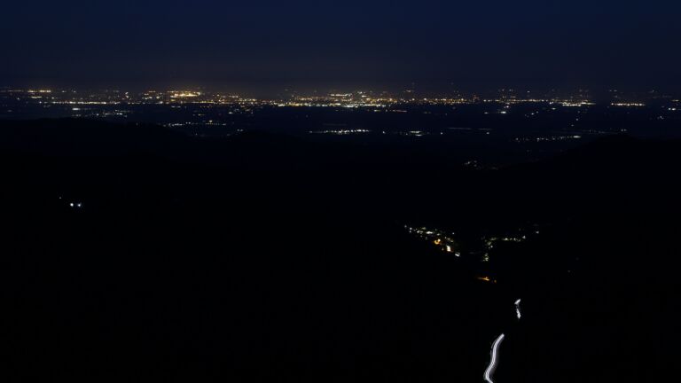 Dieses Bild zeigt eine Webcam-Aufnahme vom Achertal, aufgenommen am Sonntag, den 26.04.2026 um 05:10 Uhr. Die Temperatur betrug 10.8°C.