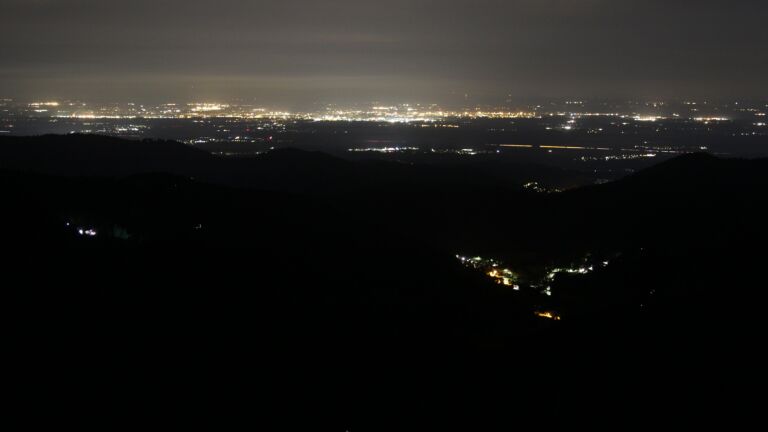 Dieses Bild zeigt eine Webcam-Aufnahme vom Achertal, aufgenommen am Freitag, den 25.07.2025 um 03:50 Uhr. Die Temperatur betrug 13.4°C.