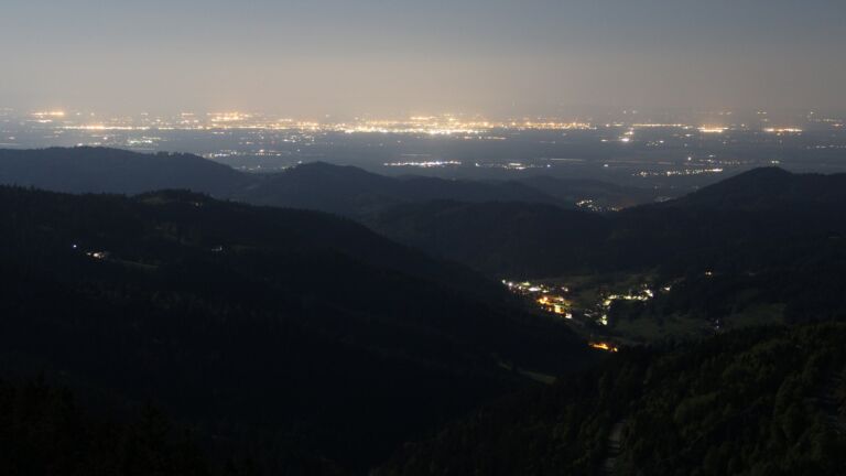 Dieses Bild zeigt eine Webcam-Aufnahme vom Achertal, aufgenommen am Samstag, den 10.05.2025 um 02:00 Uhr. Die Temperatur betrug 4.7°C.