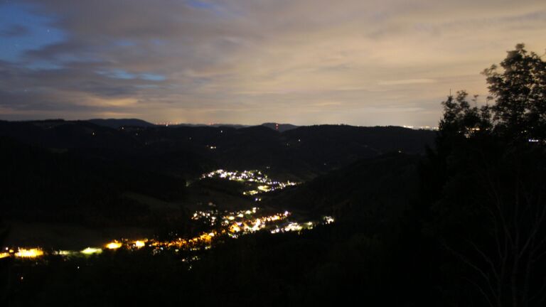 Dieses Bild zeigt eine Webcam-Aufnahme vom Achertal, aufgenommen am Samstag, den 29.08.2026 um 21:30 Uhr. Die Temperatur betrug 18°C.