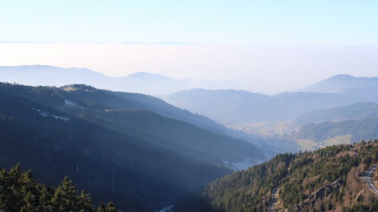 Dieses Bild zeigt eine Webcam-Aufnahme vom Achertal, aufgenommen am Samstag, den 27.12.2025 um 14:20 Uhr. Die Temperatur betrug 5.8°C.