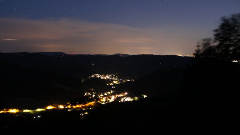 Dieses Bild zeigt eine Webcam-Aufnahme vom Achertal, aufgenommen am Freitag, den 10.07.2026 um 23:10 Uhr. Die Temperatur betrug 23.1°C.
