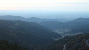 Dieses Bild zeigt eine Webcam-Aufnahme vom Achertal, aufgenommen am Samstag, den 18.10.2025 um 18:40 Uhr. Die Temperatur betrug 5.5°C.