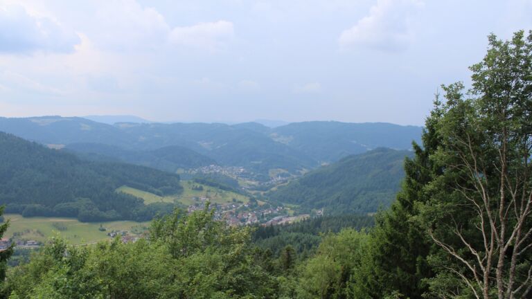 Dieses Bild zeigt eine Webcam-Aufnahme vom Achertal, aufgenommen am Samstag, den 18.07.2026 um 13:20 Uhr. Die Temperatur betrug 23.6°C.