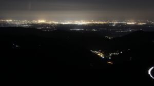 Dieses Bild zeigt eine Webcam-Aufnahme vom Achertal, aufgenommen am Montag, den 25.08.2025 um 22:30 Uhr. Die Temperatur betrug 15.6°C.