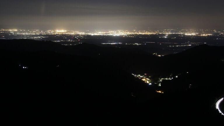 Dieses Bild zeigt eine Webcam-Aufnahme vom Achertal, aufgenommen am Montag, den 25.08.2025 um 22:30 Uhr. Die Temperatur betrug 15.6°C.