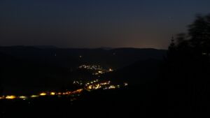 Dieses Bild zeigt eine Webcam-Aufnahme vom Achertal, aufgenommen am Donnerstag, den 30.07.2026 um 22:30 Uhr. Die Temperatur betrug 24.2°C.