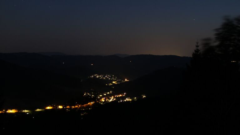 Dieses Bild zeigt eine Webcam-Aufnahme vom Achertal, aufgenommen am Donnerstag, den 30.07.2026 um 22:30 Uhr. Die Temperatur betrug 24.2°C.