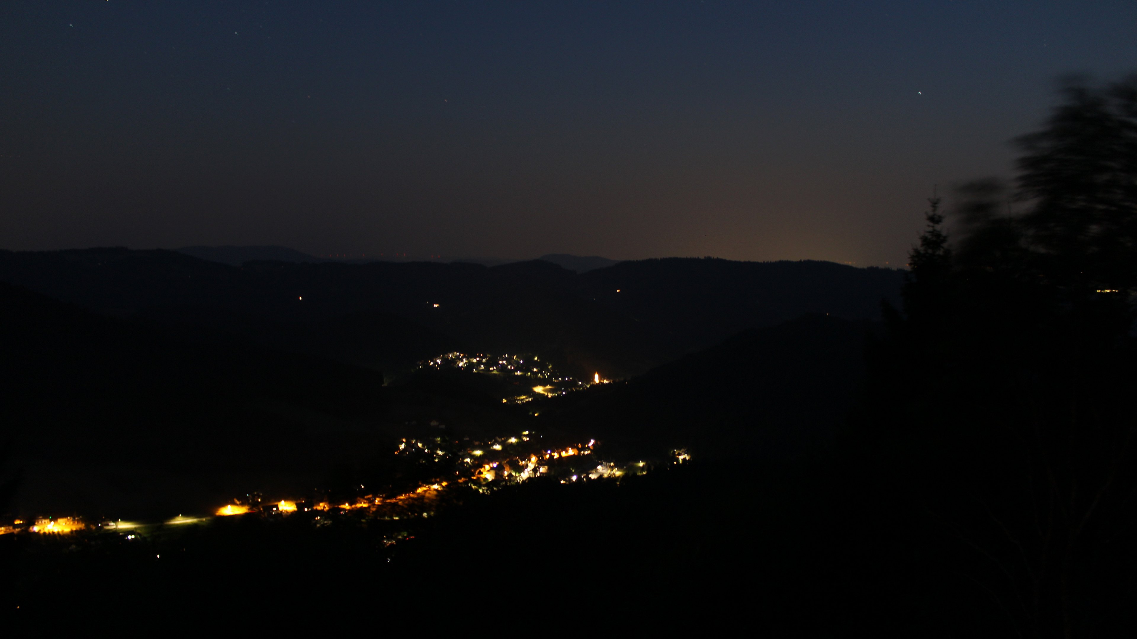 Dieses Bild zeigt eine Webcam-Aufnahme vom Achertal, aufgenommen am Donnerstag, den 30.07.2026 um 22:30 Uhr. Die Temperatur betrug 24.2°C.