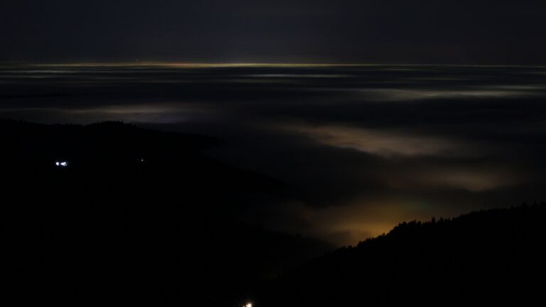 Dieses Bild zeigt eine Webcam-Aufnahme vom Achertal, aufgenommen am Montag, den 22.12.2025 um 21:00 Uhr. Die Temperatur betrug 4.4°C.