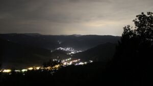 Dieses Bild zeigt eine Webcam-Aufnahme vom Achertal, aufgenommen am Montag, den 17.08.2026 um 22:30 Uhr. Die Temperatur betrug 18.5°C.