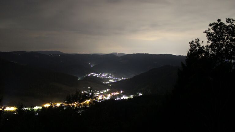 Dieses Bild zeigt eine Webcam-Aufnahme vom Achertal, aufgenommen am Montag, den 17.08.2026 um 22:30 Uhr. Die Temperatur betrug 18.5°C.