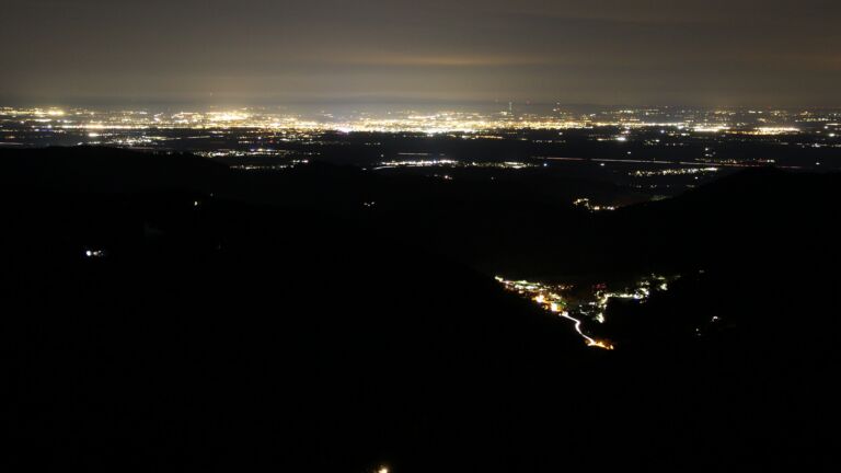 Dieses Bild zeigt eine Webcam-Aufnahme vom Achertal, aufgenommen am Samstag, den 04.04.2026 um 23:00 Uhr. Die Temperatur betrug 8.4°C.
