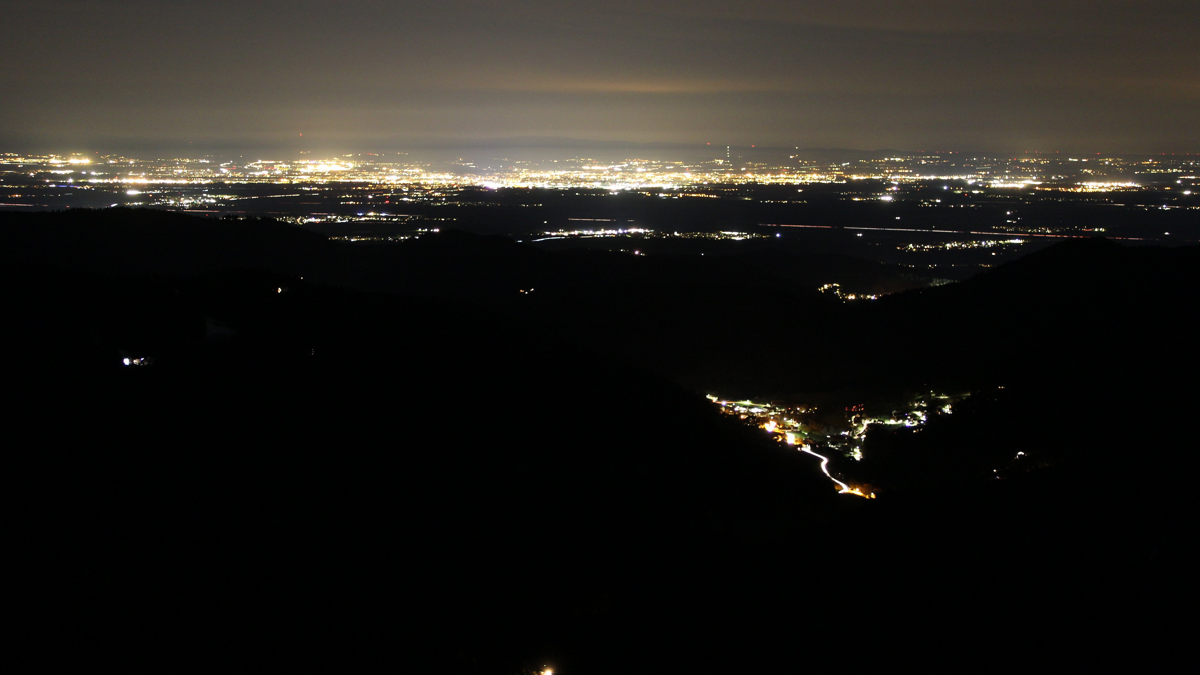 Dieses Bild zeigt eine Webcam-Aufnahme vom Achertal, aufgenommen am Samstag, den 04.04.2026 um 23:00 Uhr. Die Temperatur betrug 8.4°C.