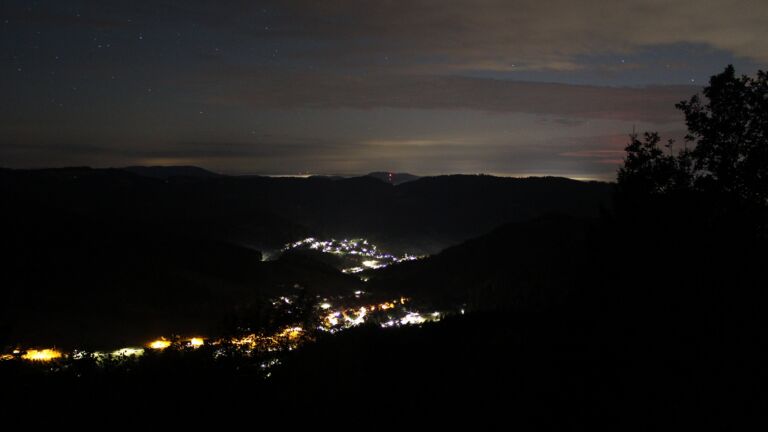 Dieses Bild zeigt eine Webcam-Aufnahme vom Achertal, aufgenommen am Mittwoch, den 26.08.2026 um 04:30 Uhr. Die Temperatur betrug 16.4°C.