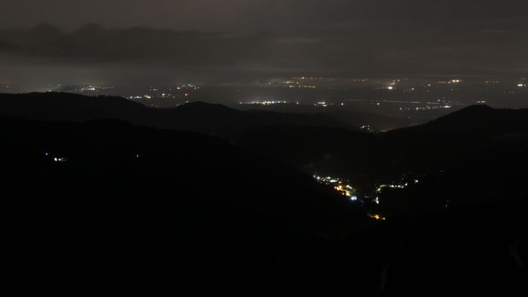 Dieses Bild zeigt eine Webcam-Aufnahme vom Achertal, aufgenommen am Donnerstag, den 28.08.2025 um 04:30 Uhr. Die Temperatur betrug 13.4°C.