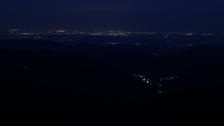 Dieses Bild zeigt eine Webcam-Aufnahme vom Achertal, aufgenommen am Sonntag, den 18.05.2025 um 04:30 Uhr. Die Temperatur betrug 7.2°C.
