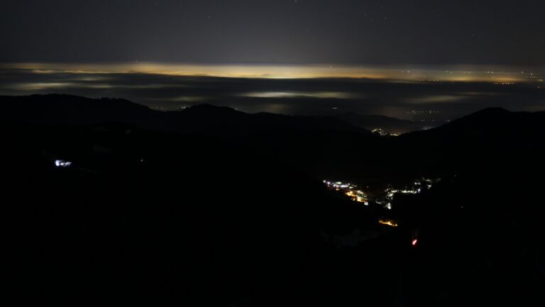 Dieses Bild zeigt eine Webcam-Aufnahme vom Achertal, aufgenommen am Samstag, den 22.11.2025 um 02:00 Uhr. Die Temperatur betrug -4.2°C.