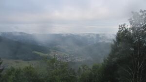 Dieses Bild zeigt eine Webcam-Aufnahme vom Achertal, aufgenommen am Montag, den 27.07.2026 um 06:50 Uhr. Die Temperatur betrug 13.4°C.