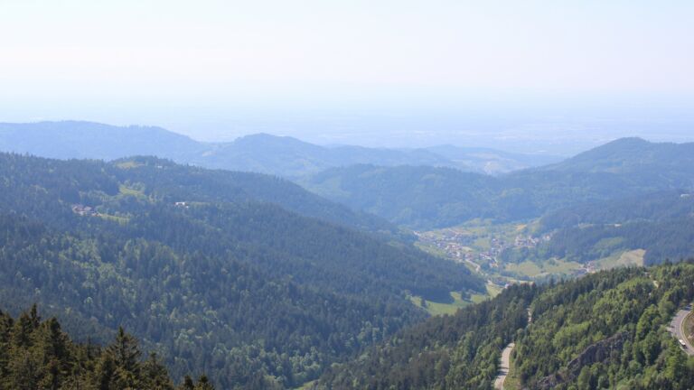 Dieses Bild zeigt eine Webcam-Aufnahme vom Achertal, aufgenommen am Mittwoch, den 14.05.2025 um 15:40 Uhr. Die Temperatur betrug 15.6°C.