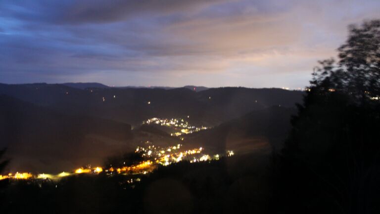 Dieses Bild zeigt eine Webcam-Aufnahme vom Achertal, aufgenommen am Samstag, den 06.06.2026 um 22:40 Uhr. Die Temperatur betrug 15.7°C.