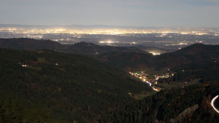 Dieses Bild zeigt eine Webcam-Aufnahme vom Achertal, aufgenommen am Mittwoch, den 05.11.2025 um 19:00 Uhr. Die Temperatur betrug 11.5°C.