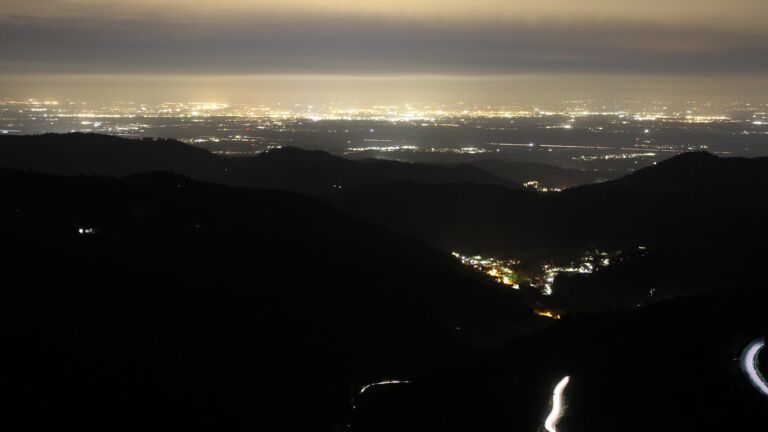 Dieses Bild zeigt eine Webcam-Aufnahme vom Achertal, aufgenommen am Freitag, den 10.04.2026 um 21:30 Uhr. Die Temperatur betrug 5.6°C.