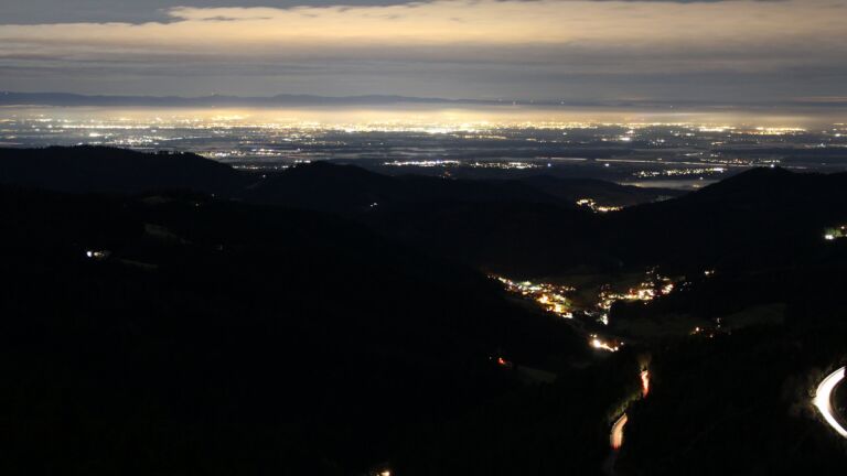 Dieses Bild zeigt eine Webcam-Aufnahme vom Achertal, aufgenommen am Samstag, den 29.11.2025 um 22:30 Uhr. Die Temperatur betrug 6.8°C.