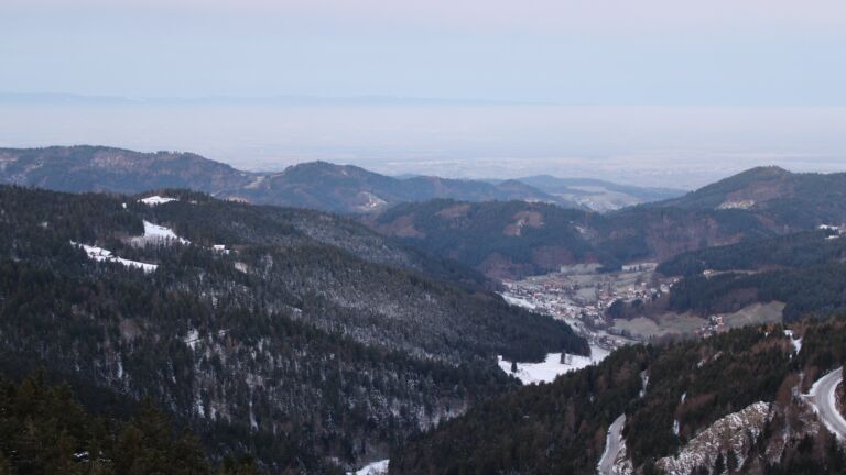 Dieses Bild zeigt eine Webcam-Aufnahme vom Achertal, aufgenommen am Sonntag, den 23.11.2025 um 07:30 Uhr. Die Temperatur betrug -2.7°C.