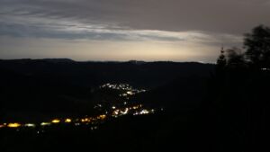 Dieses Bild zeigt eine Webcam-Aufnahme vom Achertal, aufgenommen am Donnerstag, den 27.08.2026 um 04:00 Uhr. Die Temperatur betrug 22.4°C.