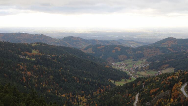 Dieses Bild zeigt eine Webcam-Aufnahme vom Achertal, aufgenommen am Donnerstag, den 23.10.2025 um 16:10 Uhr. Die Temperatur betrug 5.1°C.