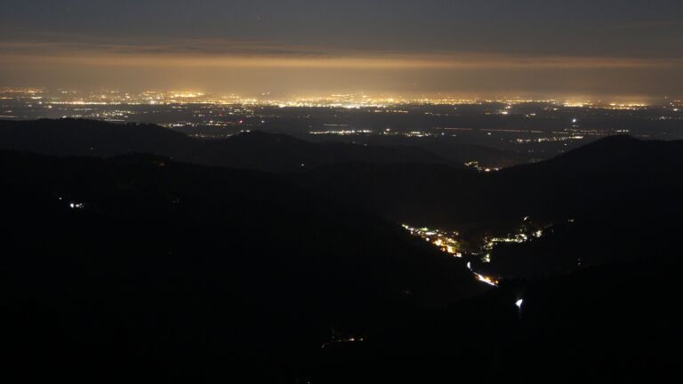 Dieses Bild zeigt eine Webcam-Aufnahme vom Achertal, aufgenommen am Samstag, den 11.10.2025 um 22:30 Uhr. Die Temperatur betrug 6.9°C.