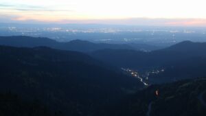 Dieses Bild zeigt eine Webcam-Aufnahme vom Achertal, aufgenommen am Samstag, den 25.04.2026 um 21:20 Uhr. Die Temperatur betrug 12.2°C.