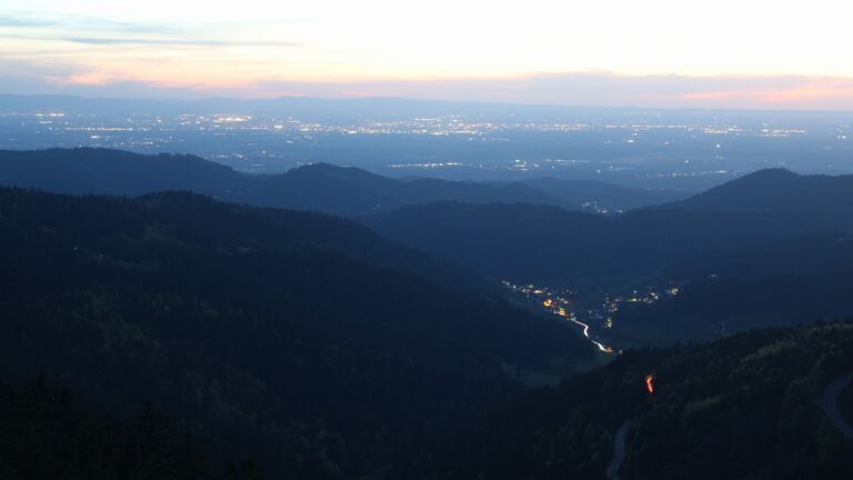 Dieses Bild zeigt eine Webcam-Aufnahme vom Achertal, aufgenommen am Samstag, den 25.04.2026 um 21:20 Uhr. Die Temperatur betrug 12.2°C.