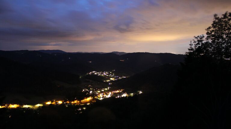 Dieses Bild zeigt eine Webcam-Aufnahme vom Achertal, aufgenommen am Samstag, den 06.06.2026 um 22:50 Uhr. Die Temperatur betrug 14.2°C.